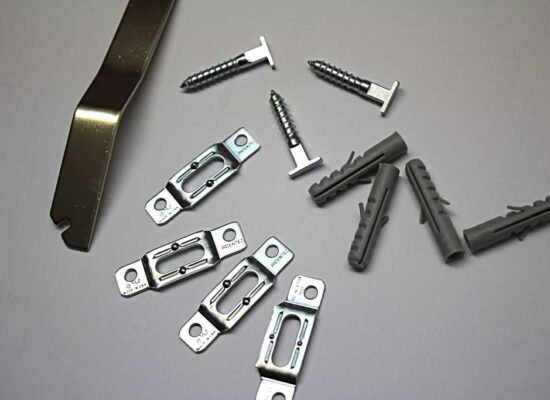 Einzelteile der Vierpunktaufhängung für Keilrahmen - Galerie Alte Schule