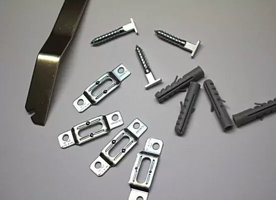 Einzelteile der Vierpunktaufhängung für Keilrahmen - Galerie Alte Schule