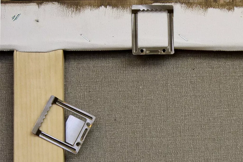 Keilrahmen von der Rückseite mit Überstand zum Nachspannen und Keilrahmenblechen für einfache Aufhängung - Galerie Alte Schule