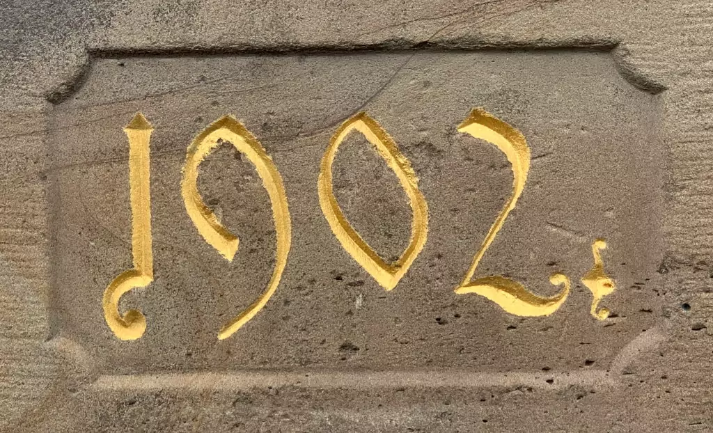 Galerie Alte Schule, Gründungsjahr der Schule an der Außenmauer zum ehemaligen Schulhof