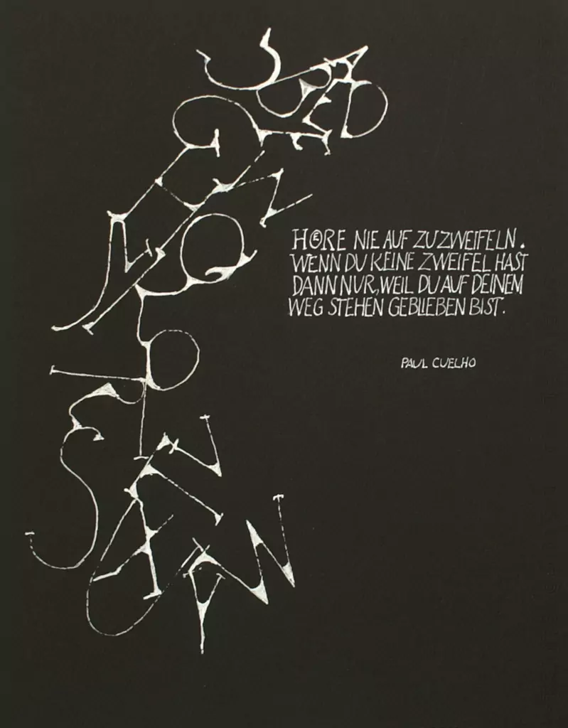 Lotte Hering, Kalligraphie, weiße Tusche und Deckweiß auf schwarzem Tonkarton 32 x 25 cm - Galerie Alte Schule