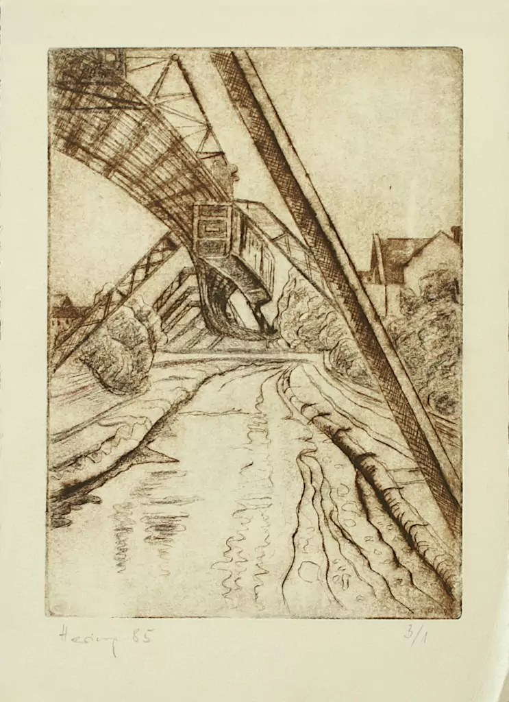 Lotte Hering, Schwebebahn in Wuppertal, Radierung, gedruckt in Sepia auf Bütten 20,5 x 15 cm, Version 3-1 - Galerie Alte Schule.