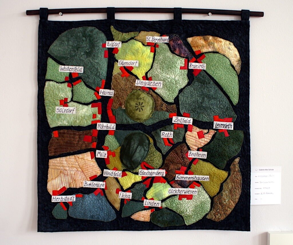 Als Besonderheit präsentieren wir eine dekorativen Textilarbeit zum Thema "Gleichberge" von Anne-Dorothea Eberlein.