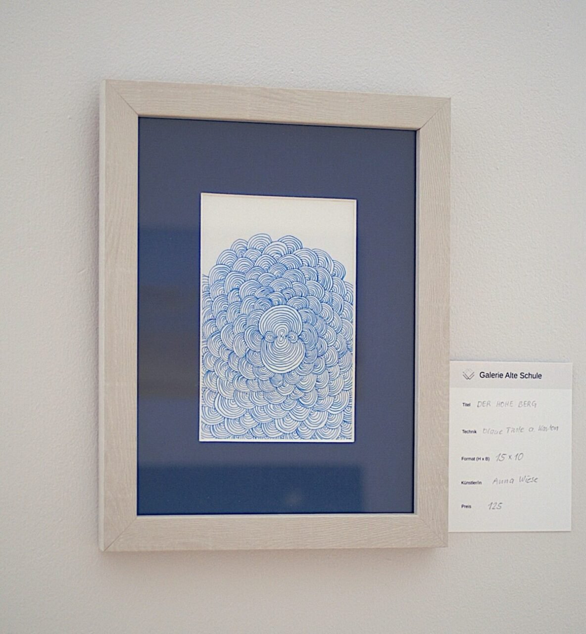 DER HOHE BERG von Anna Wiese, blaue Tinte auf Karton 15 x 10 cm, in blauem Schrägschnittpassepartout und grauer Holzleiste gerahmt - Galerie Alte Schule