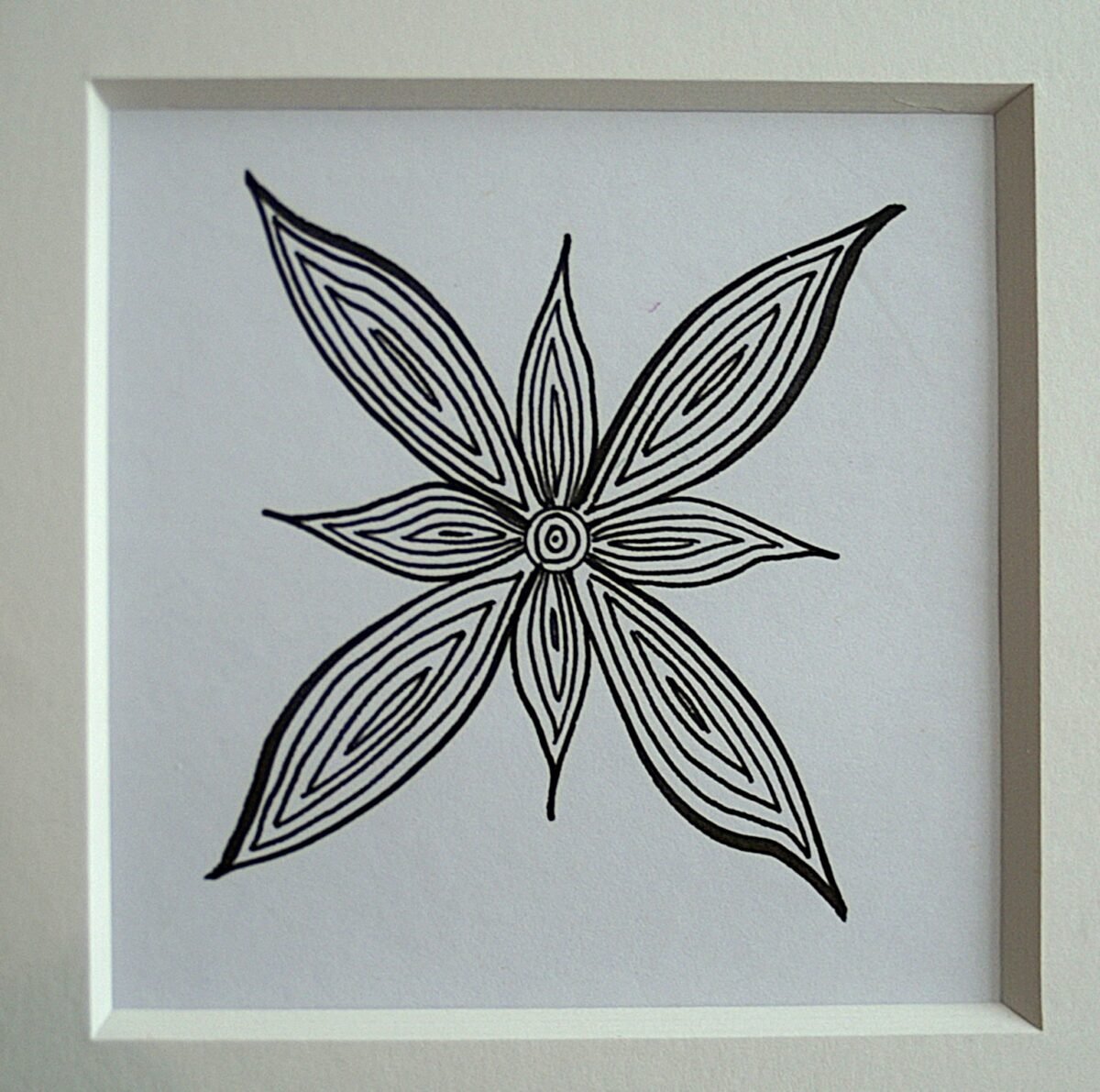 LILIE von Anna Wiese, Tusche auf Karton 10 x 10 cm, in cremfarbenen Passepartout- Galerie Alte Schule