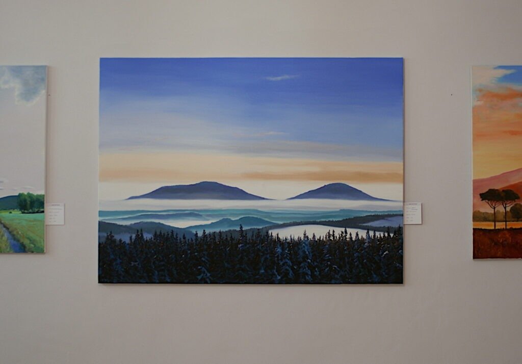 SONNENAUFGANG,  Gleichberge von Osten im Winter - Gesamtansicht in der Ausstellung 