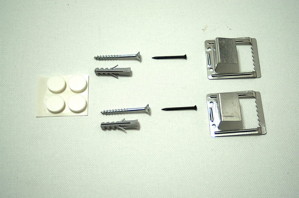 Einzelteile der Einfachen Aufhängung für Standardkeilrahmen mit Keilrahmenblechen - Galerie Alte Schule