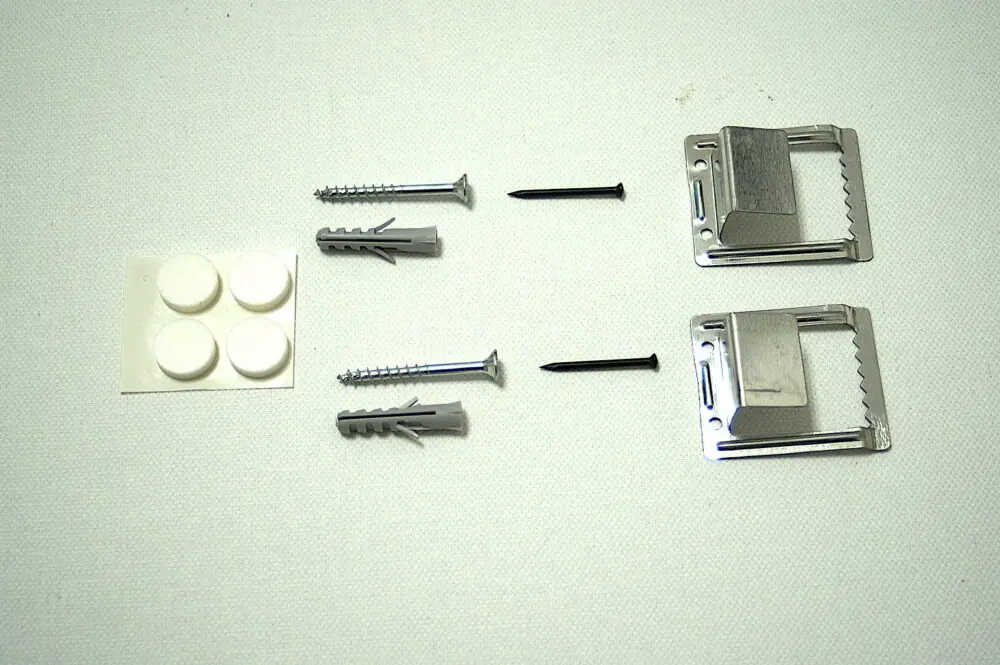 Einzelteile der Einfachen Aufhängung für Standardkeilrahmen mit Keilrahmenblechen - Galerie Alte Schule