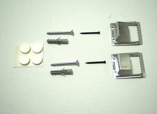 Einzelteile der Einfachen Aufhängung für Standardkeilrahmen mit Keilrahmenblechen - Galerie Alte Schule