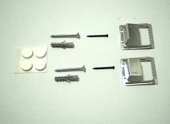 Einzelteile der Einfachen Aufhängung für Standardkeilrahmen mit Keilrahmenblechen - Galerie Alte Schule