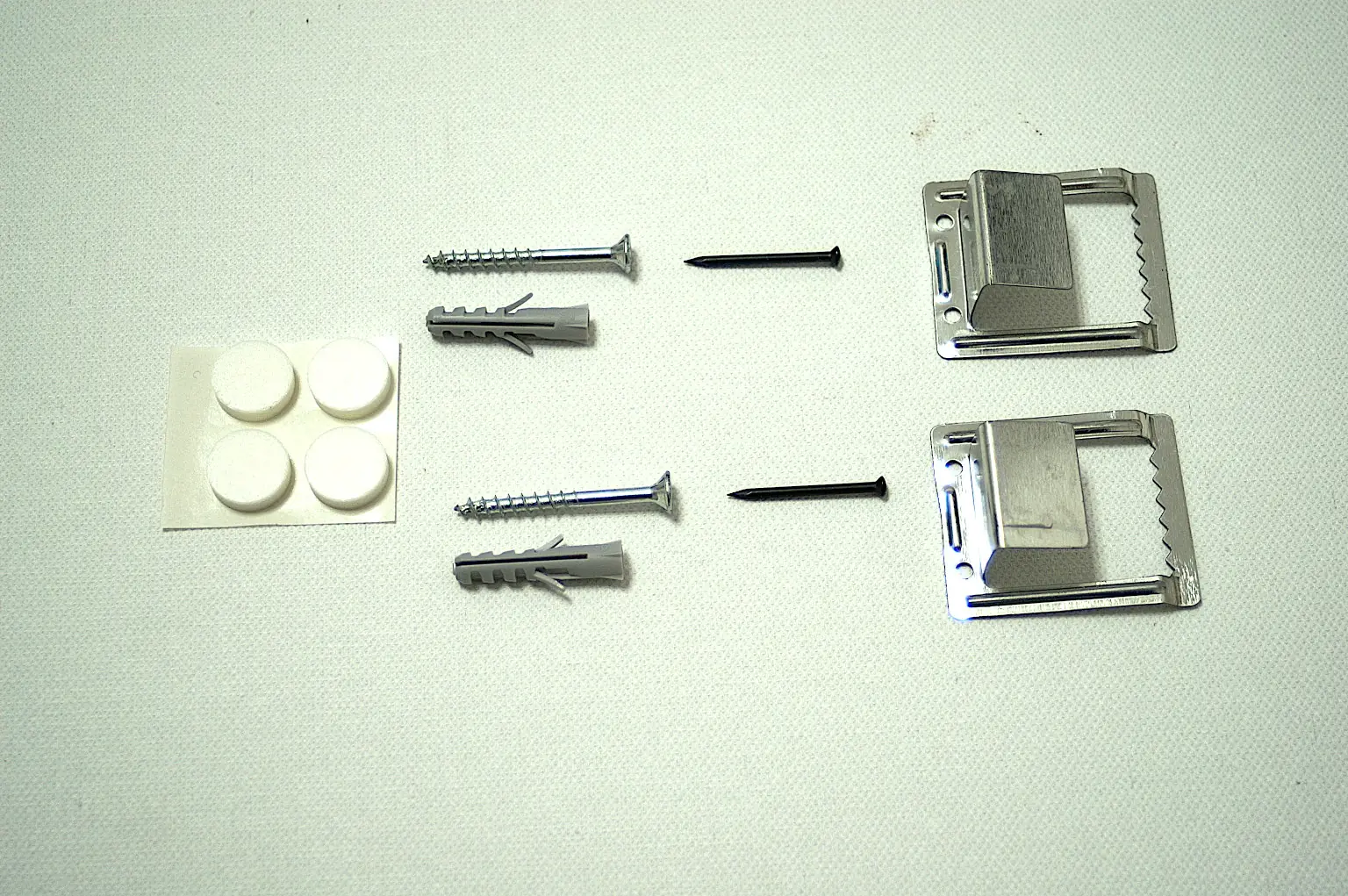 Einzelteile der Einfachen Aufhängung für Standardkeilrahmen mit Keilrahmenblechen - Galerie Alte Schule